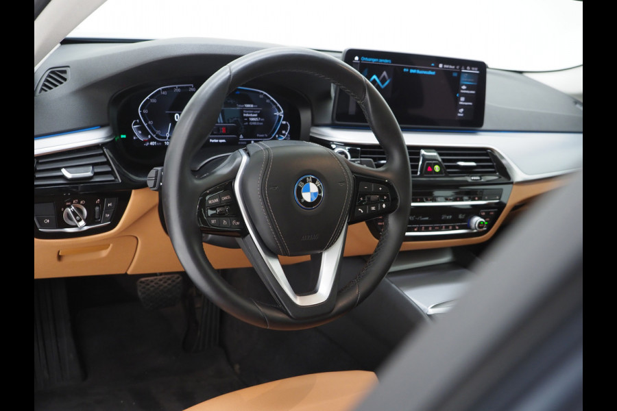 BMW 5 Serie Touring 530e | Panoramadak | Trekhaak | Leder | Camera | Memory | Sfeerlicht | Carplay