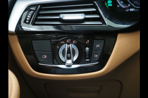 BMW 5 Serie Touring 530e | Panoramadak | Trekhaak | Leder | Camera | Memory | Sfeerlicht | Carplay