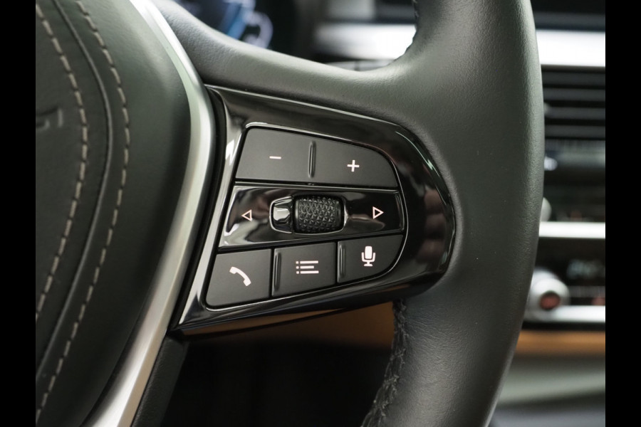 BMW 5 Serie Touring 530e | Panoramadak | Trekhaak | Leder | Camera | Memory | Sfeerlicht | Carplay