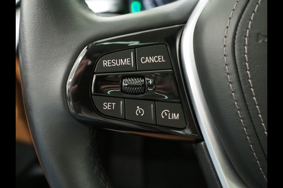 BMW 5 Serie Touring 530e | Panoramadak | Trekhaak | Leder | Camera | Memory | Sfeerlicht | Carplay