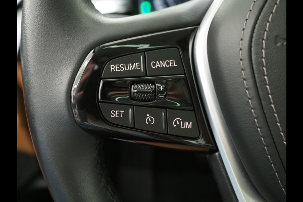 BMW 5 Serie Touring 530e | Panoramadak | Trekhaak | Leder | Camera | Memory | Sfeerlicht | Carplay