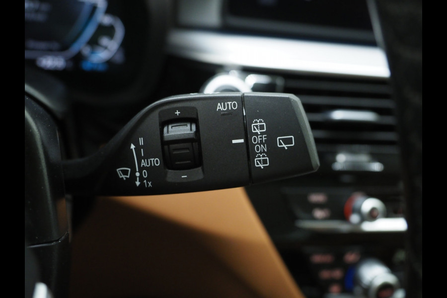 BMW 5 Serie Touring 530e | Panoramadak | Trekhaak | Leder | Camera | Memory | Sfeerlicht | Carplay