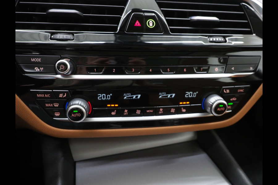 BMW 5 Serie Touring 530e | Panoramadak | Trekhaak | Leder | Camera | Memory | Sfeerlicht | Carplay