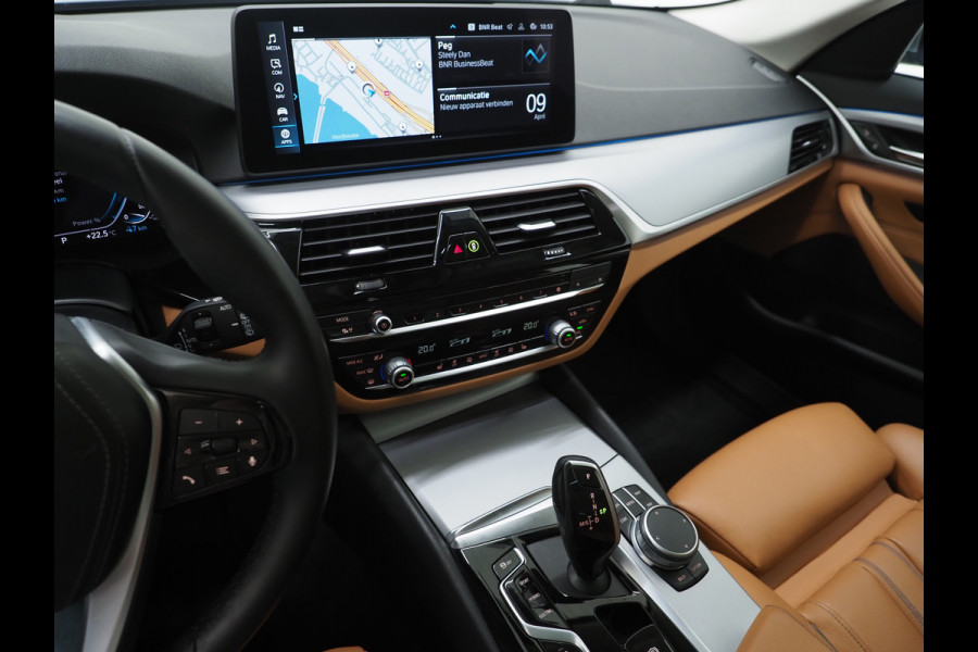 BMW 5 Serie Touring 530e | Panoramadak | Trekhaak | Leder | Camera | Memory | Sfeerlicht | Carplay