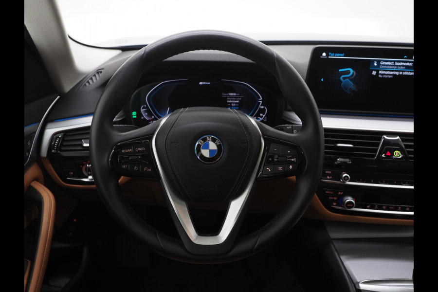 BMW 5 Serie Touring 530e | Panoramadak | Trekhaak | Leder | Camera | Memory | Sfeerlicht | Carplay