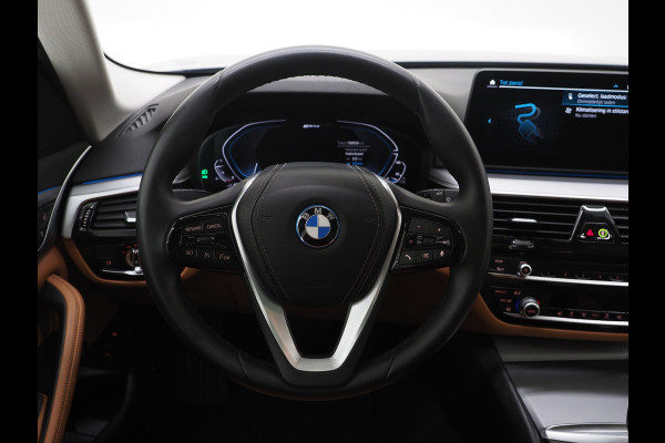 BMW 5 Serie Touring 530e | Panoramadak | Trekhaak | Leder | Camera | Memory | Sfeerlicht | Carplay