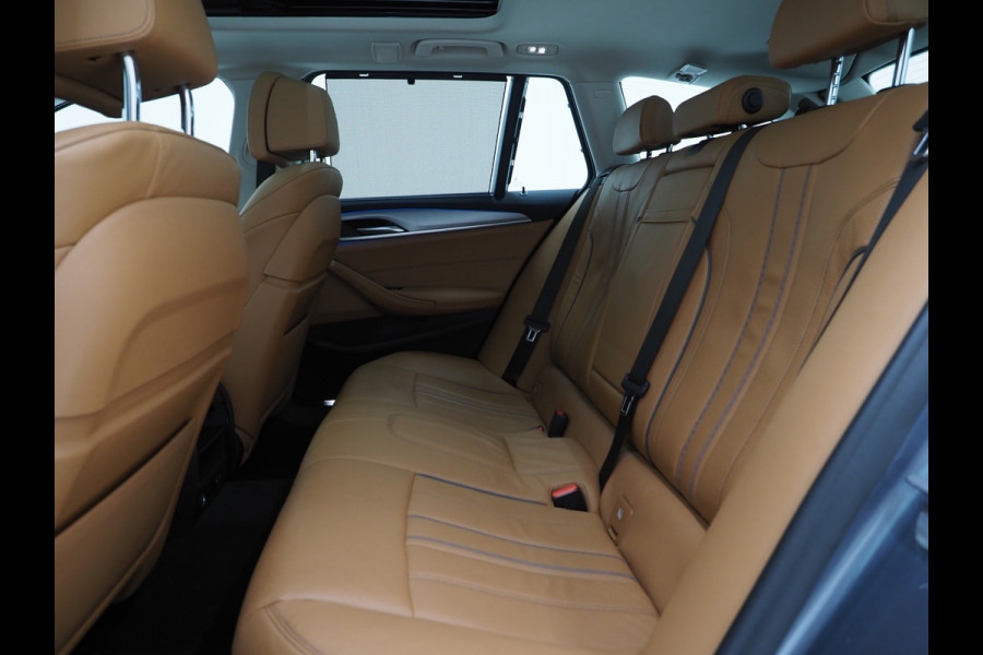 BMW 5 Serie Touring 530e | Panoramadak | Trekhaak | Leder | Camera | Memory | Sfeerlicht | Carplay