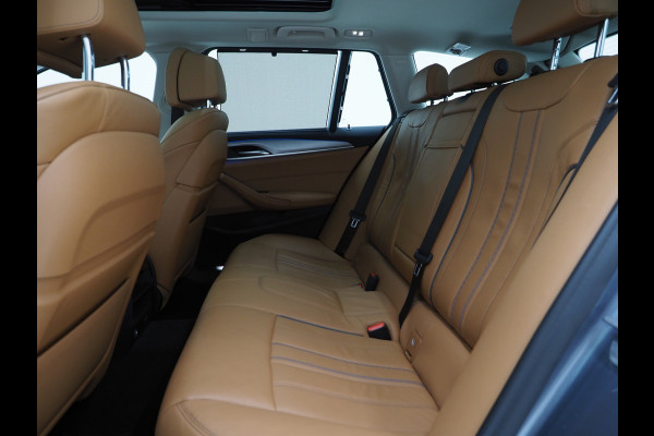 BMW 5 Serie Touring 530e | Panoramadak | Trekhaak | Leder | Camera | Memory | Sfeerlicht | Carplay