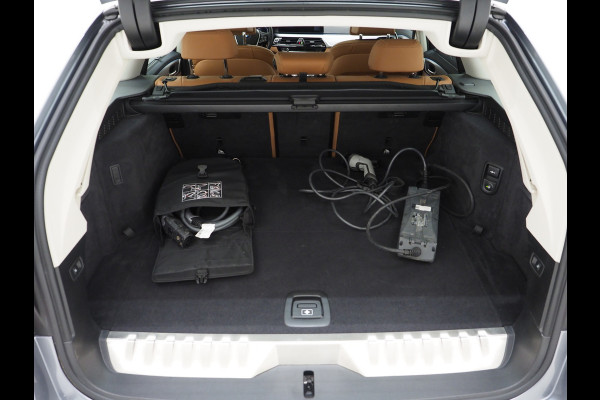 BMW 5 Serie Touring 530e | Panoramadak | Trekhaak | Leder | Camera | Memory | Sfeerlicht | Carplay