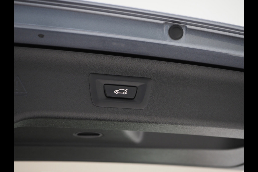 BMW 5 Serie Touring 530e | Panoramadak | Trekhaak | Leder | Camera | Memory | Sfeerlicht | Carplay