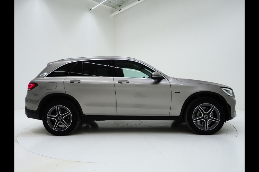Mercedes-Benz GLC 300e 4MATIC AMG | Panoramadak | Sfeerlicht | Camera | Sportstuur | Virtual | Stoelverwarming | Carplay