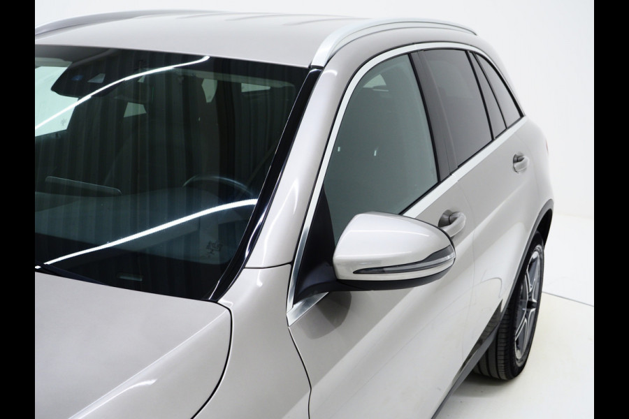 Mercedes-Benz GLC 300e 4MATIC AMG | Panoramadak | Sfeerlicht | Camera | Sportstuur | Virtual | Stoelverwarming | Carplay