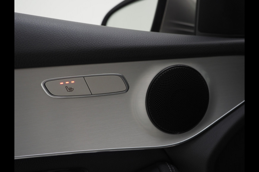 Mercedes-Benz GLC 300e 4MATIC AMG | Panoramadak | Sfeerlicht | Camera | Sportstuur | Virtual | Stoelverwarming | Carplay