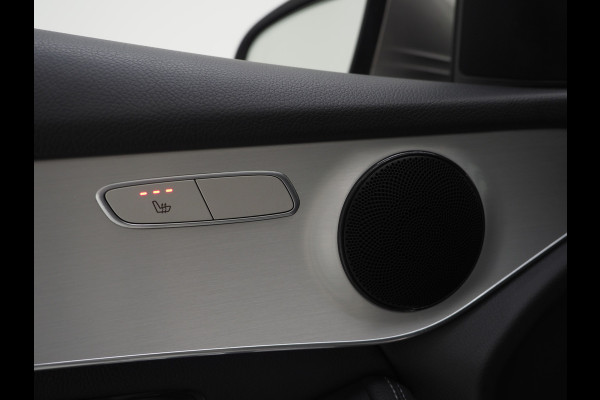 Mercedes-Benz GLC 300e 4MATIC AMG | Panoramadak | Sfeerlicht | Camera | Sportstuur | Virtual | Stoelverwarming | Carplay