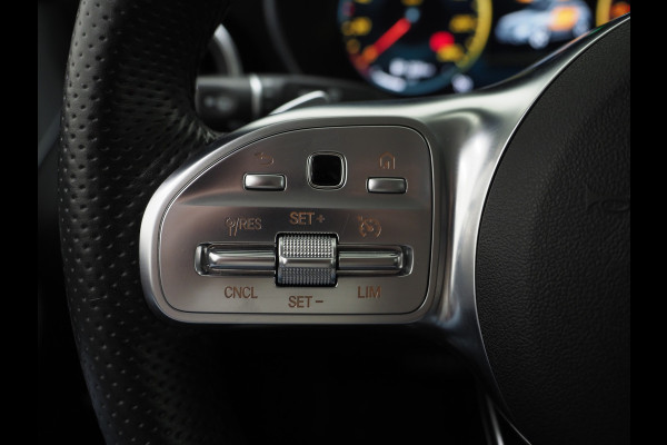Mercedes-Benz GLC 300e 4MATIC AMG | Panoramadak | Sfeerlicht | Camera | Sportstuur | Virtual | Stoelverwarming | Carplay