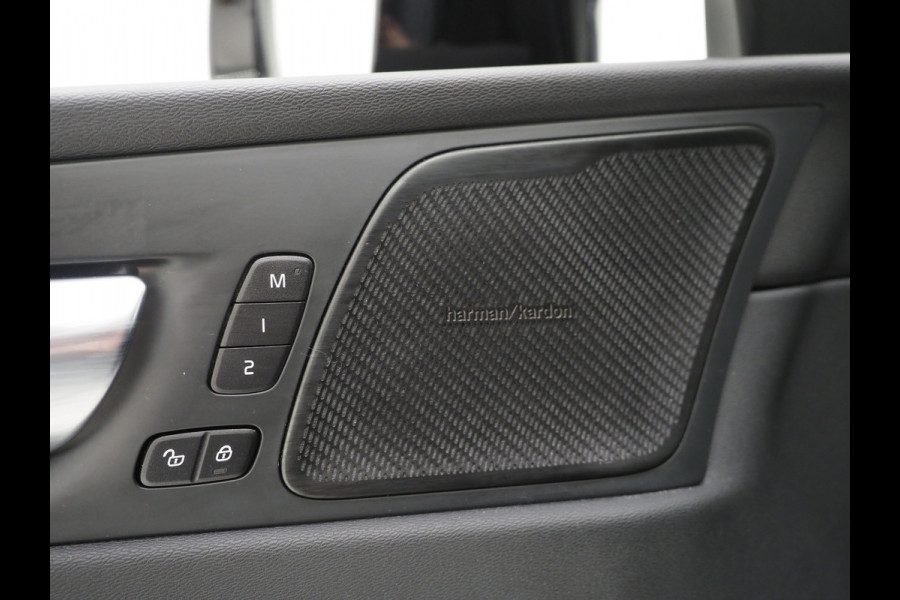 Volvo XC60 2.0 T6 Plug-in hybrid AWD Ultimate Dark Long Range | Panoramadak | Pilot Assist | Harman/Kardon | Leder | HUD | 360 | Keyless | Carplay