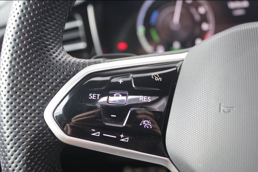 Volkswagen Touareg 3.0 TSi eHybrid 462pk 4MOTION R | Pano | HUD | Luchtvering | Massage | Elek. trekhaak