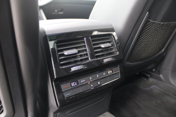 Volkswagen Touareg 3.0 TSi eHybrid 462pk 4MOTION R | Pano | HUD | Luchtvering | Massage | Elek. trekhaak