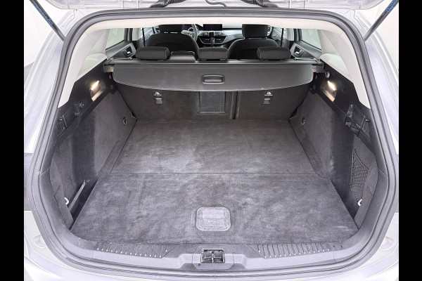 Ford FOCUS Wagon T 125PK Hybride Trekhaak Navi Camera LED Dual-ECC Keyless FordPass-ConnectStoel+Stuur+Voorruitverwarming Apple Carplay Android A DAB Bluetooth Lmv 17" Ecc GSM Draadloos Opladen Led Privacy Glas Isofix Lane Assist Keyless Licht-/regensensor Origineel Nederlandse Auto  € 34.000 nieuw