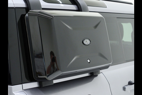 Land Rover Defender 110 2.0 P400e Urban Look | Panoramadak | Explorer Pack | Sidesteps | Meridian | 360 | Keyless | Trekhaak