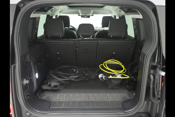 Land Rover Defender 110 2.0 P400e Urban Look | Panoramadak | Explorer Pack | Sidesteps | Meridian | 360 | Keyless | Trekhaak