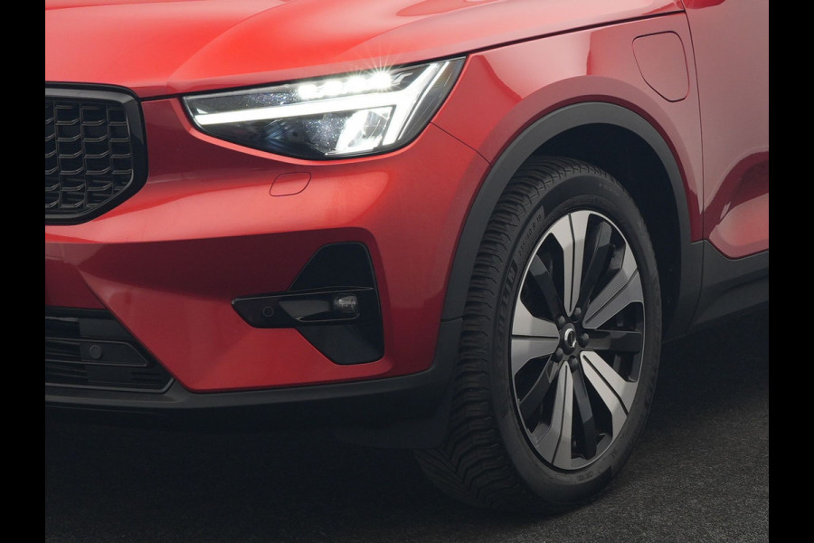 Volvo XC40 T4 Ultimate Dark PHEV 221pk Dealer O.H. | Trekhaak Af Fabriek | Panodak | Camera | Harman / Kardon | Lederen Sportstoelen Memory & Verwarmd | Keyless | Apple Carplay | Navigatie | DAB | Plug In Hybrid |