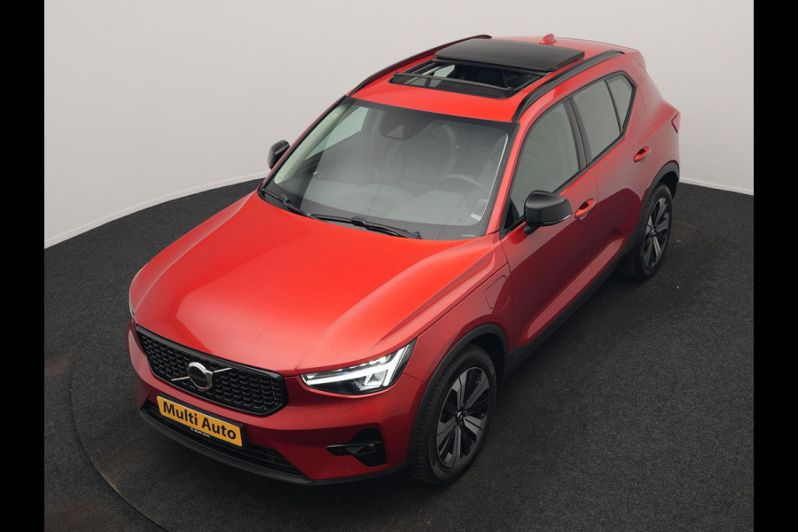 Volvo XC40 T4 Ultimate Dark PHEV 221pk Dealer O.H. | Trekhaak Af Fabriek | Panodak | Camera | Harman / Kardon | Lederen Sportstoelen Memory & Verwarmd | Keyless | Apple Carplay | Navigatie | DAB | Plug In Hybrid |