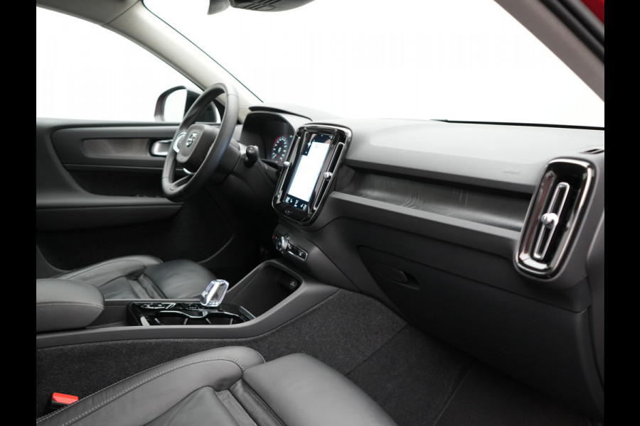 Volvo XC40 T4 Ultimate Dark PHEV 221pk Dealer O.H. | Trekhaak Af Fabriek | Panodak | Camera | Harman / Kardon | Lederen Sportstoelen Memory & Verwarmd | Keyless | Apple Carplay | Navigatie | DAB | Plug In Hybrid |