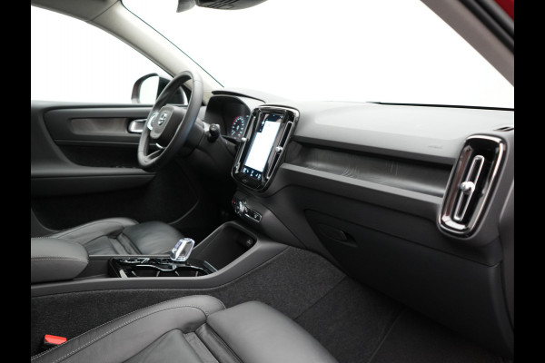 Volvo XC40 T4 Ultimate Dark PHEV 221pk Dealer O.H. | Trekhaak Af Fabriek | Panodak | Camera | Harman / Kardon | Lederen Sportstoelen Memory & Verwarmd | Keyless | Apple Carplay | Navigatie | DAB | Plug In Hybrid |