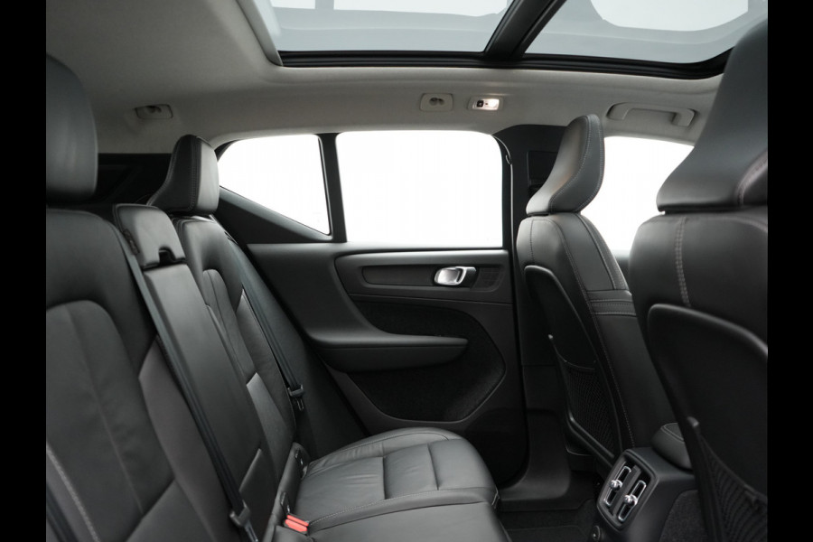 Volvo XC40 T4 Ultimate Dark PHEV 221pk Dealer O.H. | Trekhaak Af Fabriek | Panodak | Camera | Harman / Kardon | Lederen Sportstoelen Memory & Verwarmd | Keyless | Apple Carplay | Navigatie | DAB | Plug In Hybrid |