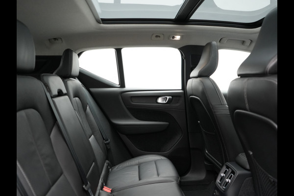 Volvo XC40 T4 Ultimate Dark PHEV 221pk Dealer O.H. | Trekhaak Af Fabriek | Panodak | Camera | Harman / Kardon | Lederen Sportstoelen Memory & Verwarmd | Keyless | Apple Carplay | Navigatie | DAB | Plug In Hybrid |