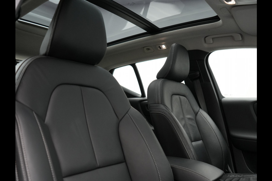 Volvo XC40 T4 Ultimate Dark PHEV 221pk Dealer O.H. | Trekhaak Af Fabriek | Panodak | Camera | Harman / Kardon | Lederen Sportstoelen Memory & Verwarmd | Keyless | Apple Carplay | Navigatie | DAB | Plug In Hybrid |