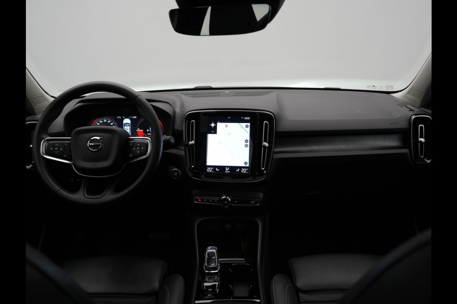 Volvo XC40 T4 Ultimate Dark PHEV 221pk Dealer O.H. | Trekhaak Af Fabriek | Panodak | Camera | Harman / Kardon | Lederen Sportstoelen Memory & Verwarmd | Keyless | Apple Carplay | Navigatie | DAB | Plug In Hybrid |