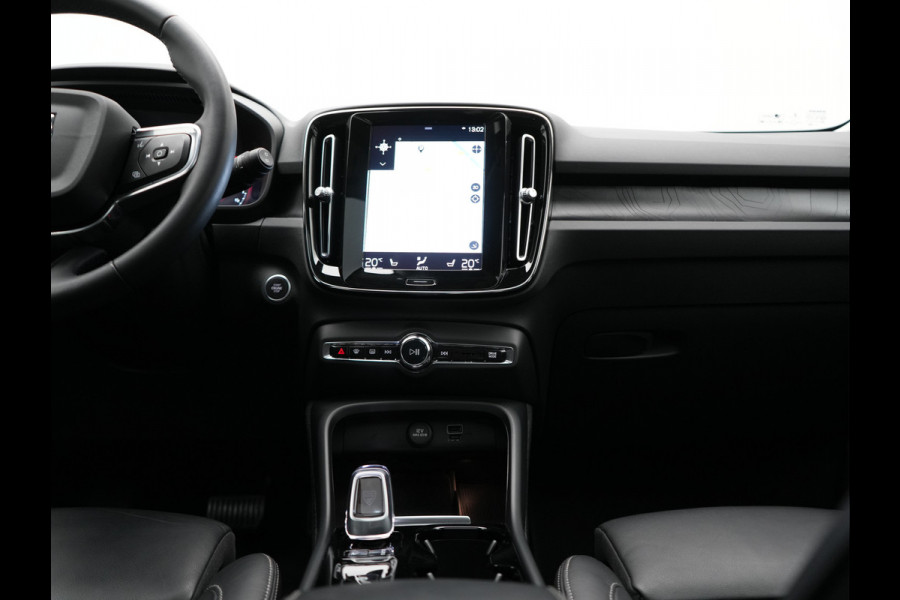 Volvo XC40 T4 Ultimate Dark PHEV 221pk Dealer O.H. | Trekhaak Af Fabriek | Panodak | Camera | Harman / Kardon | Lederen Sportstoelen Memory & Verwarmd | Keyless | Apple Carplay | Navigatie | DAB | Plug In Hybrid |