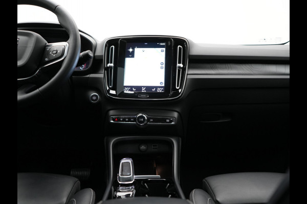Volvo XC40 T4 Ultimate Dark PHEV 221pk Dealer O.H. | Trekhaak Af Fabriek | Panodak | Camera | Harman / Kardon | Lederen Sportstoelen Memory & Verwarmd | Keyless | Apple Carplay | Navigatie | DAB | Plug In Hybrid |