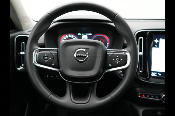 Volvo XC40 T4 Ultimate Dark PHEV 221pk Dealer O.H. | Trekhaak Af Fabriek | Panodak | Camera | Harman / Kardon | Lederen Sportstoelen Memory & Verwarmd | Keyless | Apple Carplay | Navigatie | DAB | Plug In Hybrid |