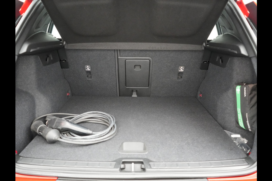 Volvo XC40 T4 Ultimate Dark PHEV 221pk Dealer O.H. | Trekhaak Af Fabriek | Panodak | Camera | Harman / Kardon | Lederen Sportstoelen Memory & Verwarmd | Keyless | Apple Carplay | Navigatie | DAB | Plug In Hybrid |