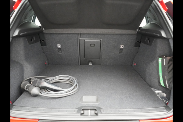 Volvo XC40 T4 Ultimate Dark PHEV 221pk Dealer O.H. | Trekhaak Af Fabriek | Panodak | Camera | Harman / Kardon | Lederen Sportstoelen Memory & Verwarmd | Keyless | Apple Carplay | Navigatie | DAB | Plug In Hybrid |