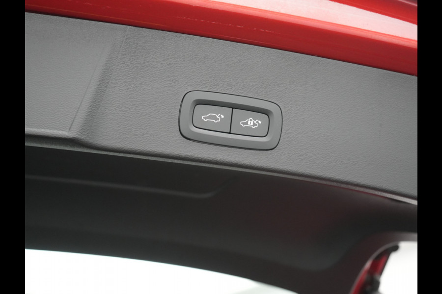 Volvo XC40 T4 Ultimate Dark PHEV 221pk Dealer O.H. | Trekhaak Af Fabriek | Panodak | Camera | Harman / Kardon | Lederen Sportstoelen Memory & Verwarmd | Keyless | Apple Carplay | Navigatie | DAB | Plug In Hybrid |