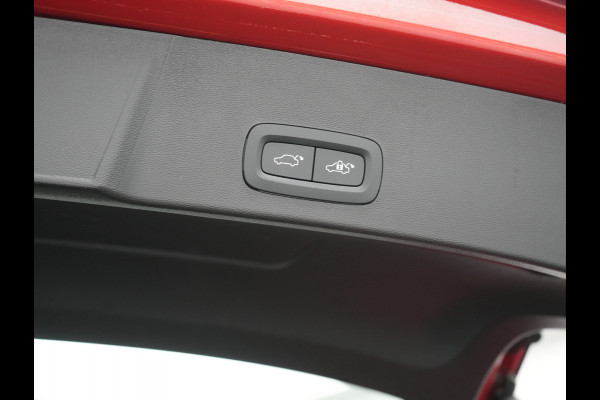 Volvo XC40 T4 Ultimate Dark PHEV 221pk Dealer O.H. | Trekhaak Af Fabriek | Panodak | Camera | Harman / Kardon | Lederen Sportstoelen Memory & Verwarmd | Keyless | Apple Carplay | Navigatie | DAB | Plug In Hybrid |