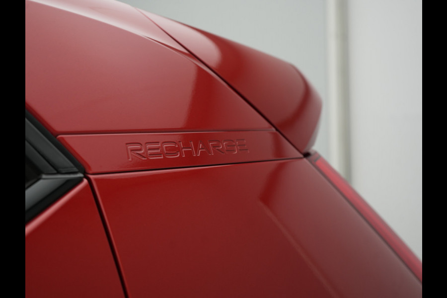 Volvo XC40 T4 Ultimate Dark PHEV 221pk Dealer O.H. | Trekhaak Af Fabriek | Panodak | Camera | Harman / Kardon | Lederen Sportstoelen Memory & Verwarmd | Keyless | Apple Carplay | Navigatie | DAB | Plug In Hybrid |