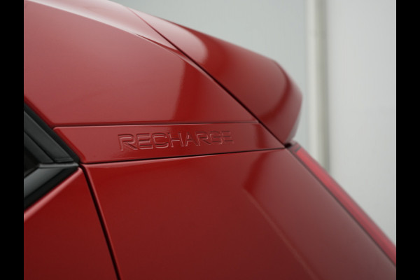 Volvo XC40 T4 Ultimate Dark PHEV 221pk Dealer O.H. | Trekhaak Af Fabriek | Panodak | Camera | Harman / Kardon | Lederen Sportstoelen Memory & Verwarmd | Keyless | Apple Carplay | Navigatie | DAB | Plug In Hybrid |