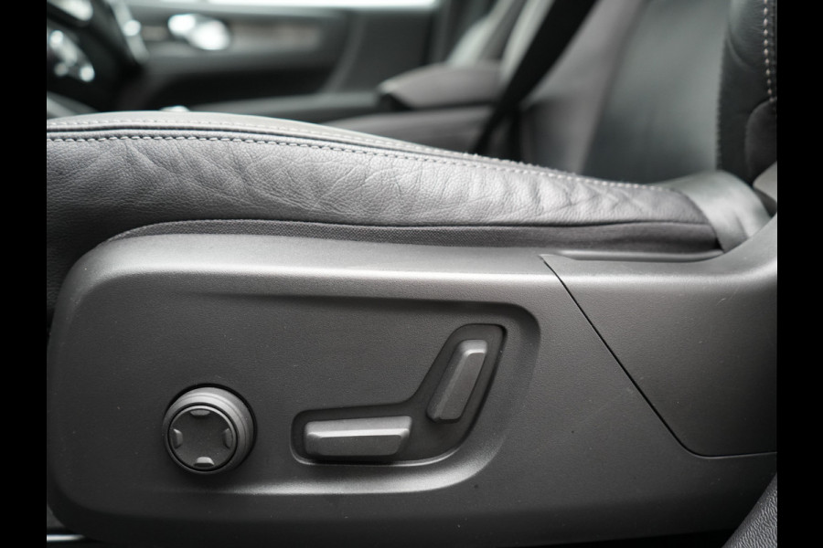 Volvo XC40 T4 Ultimate Dark PHEV 221pk Dealer O.H. | Trekhaak Af Fabriek | Panodak | Camera | Harman / Kardon | Lederen Sportstoelen Memory & Verwarmd | Keyless | Apple Carplay | Navigatie | DAB | Plug In Hybrid |