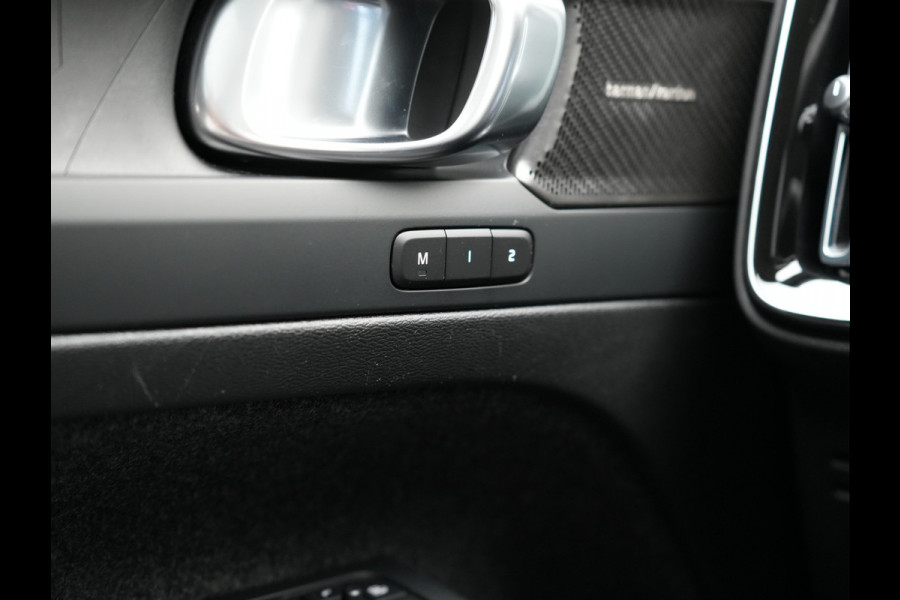 Volvo XC40 T4 Ultimate Dark PHEV 221pk Dealer O.H. | Trekhaak Af Fabriek | Panodak | Camera | Harman / Kardon | Lederen Sportstoelen Memory & Verwarmd | Keyless | Apple Carplay | Navigatie | DAB | Plug In Hybrid |