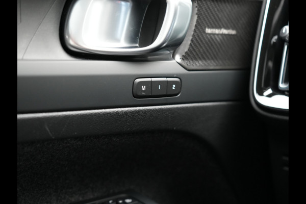 Volvo XC40 T4 Ultimate Dark PHEV 221pk Dealer O.H. | Trekhaak Af Fabriek | Panodak | Camera | Harman / Kardon | Lederen Sportstoelen Memory & Verwarmd | Keyless | Apple Carplay | Navigatie | DAB | Plug In Hybrid |