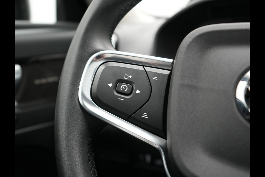 Volvo XC40 T4 Ultimate Dark PHEV 221pk Dealer O.H. | Trekhaak Af Fabriek | Panodak | Camera | Harman / Kardon | Lederen Sportstoelen Memory & Verwarmd | Keyless | Apple Carplay | Navigatie | DAB | Plug In Hybrid |