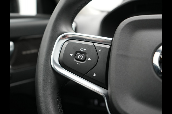 Volvo XC40 T4 Ultimate Dark PHEV 221pk Dealer O.H. | Trekhaak Af Fabriek | Panodak | Camera | Harman / Kardon | Lederen Sportstoelen Memory & Verwarmd | Keyless | Apple Carplay | Navigatie | DAB | Plug In Hybrid |