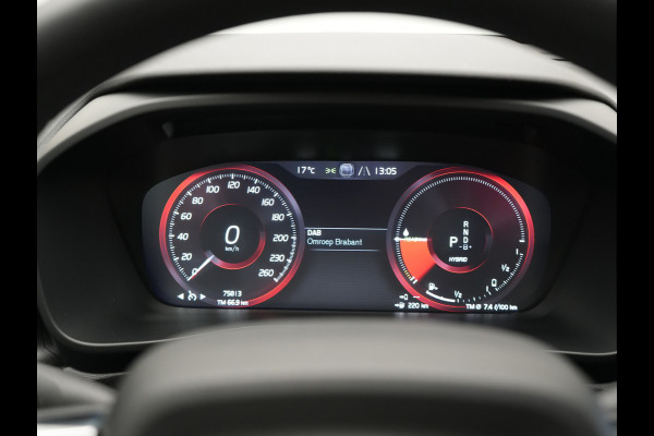 Volvo XC40 T4 Ultimate Dark PHEV 221pk Dealer O.H. | Trekhaak Af Fabriek | Panodak | Camera | Harman / Kardon | Lederen Sportstoelen Memory & Verwarmd | Keyless | Apple Carplay | Navigatie | DAB | Plug In Hybrid |