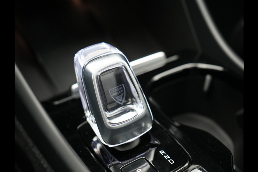 Volvo XC40 T4 Ultimate Dark PHEV 221pk Dealer O.H. | Trekhaak Af Fabriek | Panodak | Camera | Harman / Kardon | Lederen Sportstoelen Memory & Verwarmd | Keyless | Apple Carplay | Navigatie | DAB | Plug In Hybrid |