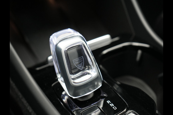 Volvo XC40 T4 Ultimate Dark PHEV 221pk Dealer O.H. | Trekhaak Af Fabriek | Panodak | Camera | Harman / Kardon | Lederen Sportstoelen Memory & Verwarmd | Keyless | Apple Carplay | Navigatie | DAB | Plug In Hybrid |